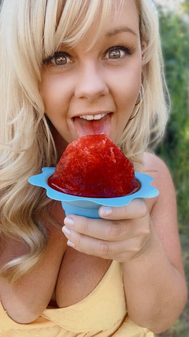 Hot summer Saturday's call for snowcones! Which flavor is your fav??🍧&hearts;️💙  @FoodfetishMag  #snowcones<a href="/tag/summer"class="tags"><span>#summer</span></a><a href="/tag/blonde"class="tags"><span>#blonde</span></a><a href="/tag/snowcones"class="tags"><span>#snowcones</span></a>
