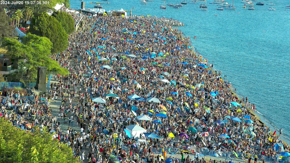 VancouverPD's tweet image. English Bay Beach is now at capacity. If you are heading into the area for the @CelebOfLight, there is still space at Sunset Beach and Kits Point. #CelebOfLight