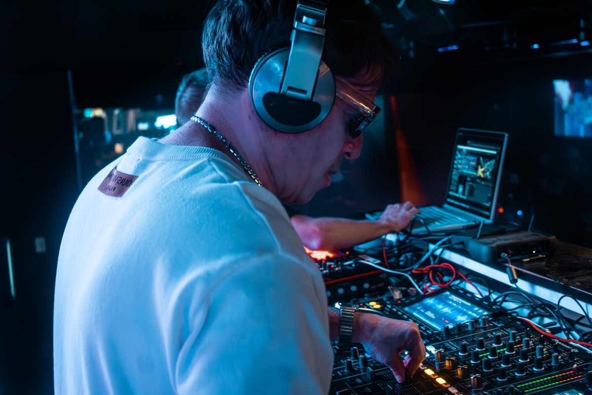 timclarklive's tweet photo. Bday event at @troyliquorbarlv ???👀
Gearing up for Romania. Let's set this off right!
#dj #djlife #djing #djset #djlifestyle #djmix #Dj remix #edm #edmfamily #edmnation #edmvibes #music #musicproducer #musicproduction #ableton #EmilyTanMediaRelations https://t.co/32rIBacrf2