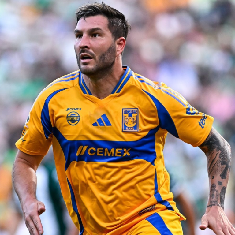 InvictosSomos's tweet photo. Y ahí sigue, con casi 39 años de edad, resolviendo partidos en la Liga MX. Son ¡¡211 GOLES Y 12 TÍTULOS!! con la camiseta de Tigres. Bendita la hora en la que André-Pierre Gignac llegó al futbol mexicano. LEYENDA TOTAL. 

📷 @TigresOficial