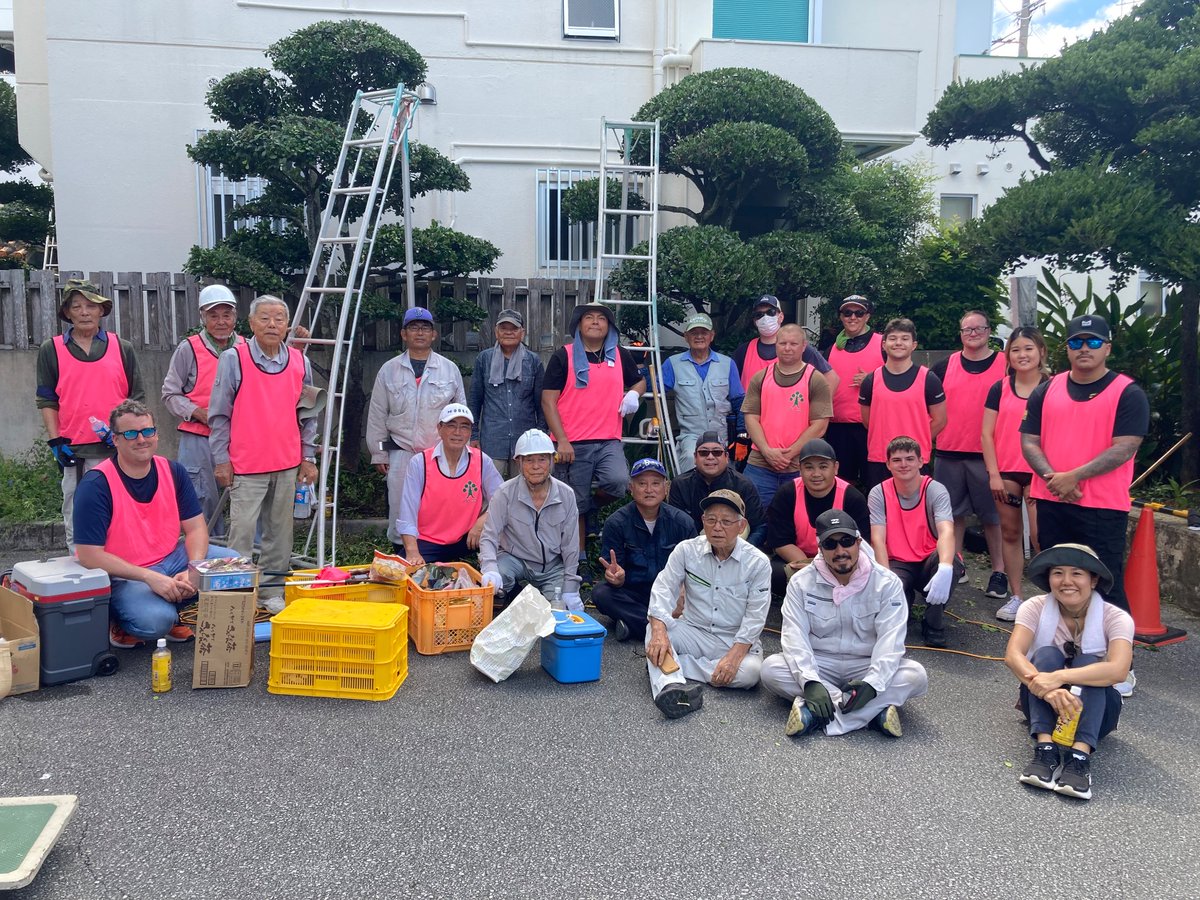 CFAOkinawa's tweet photo. 本日は嘉手納町で、地域の方々と校庭の清掃🧹及び樹木の剪定活動🌳を行いました。暑い中、皆さん大変お疲れさまでした！来月は旧盆のため活動はお休み、次回の剪定作業は9月に行うそうです。またよろしくお願いします。😊　#USNavy #緑樹会 https://t.co/tT1yMlXaMq