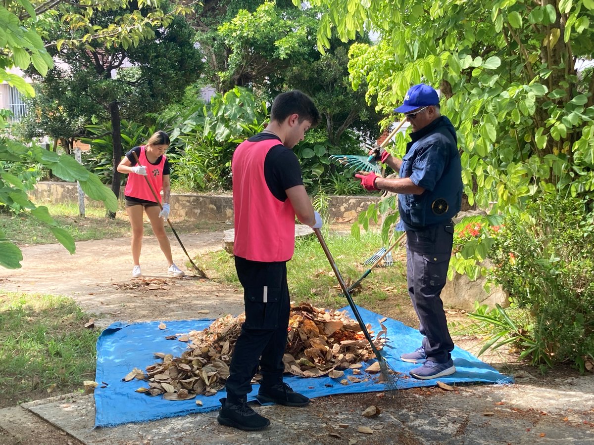 CFAOkinawa's tweet photo. 本日は嘉手納町で、地域の方々と校庭の清掃🧹及び樹木の剪定活動🌳を行いました。暑い中、皆さん大変お疲れさまでした！来月は旧盆のため活動はお休み、次回の剪定作業は9月に行うそうです。またよろしくお願いします。😊　#USNavy #緑樹会 https://t.co/tT1yMlXaMq
