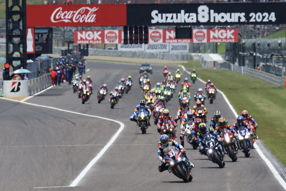 suzuka_event's tweet photo. 2024 FIM世界耐久選手権 "コカ·コーラ" 鈴鹿8時間耐久 ロードレース 第45回大会 決勝レース スタートシーン！
 #鈴鹿8耐 #Suzuka8hours #FIMEWC #8フェス https://t.co/vCSCIz23BF