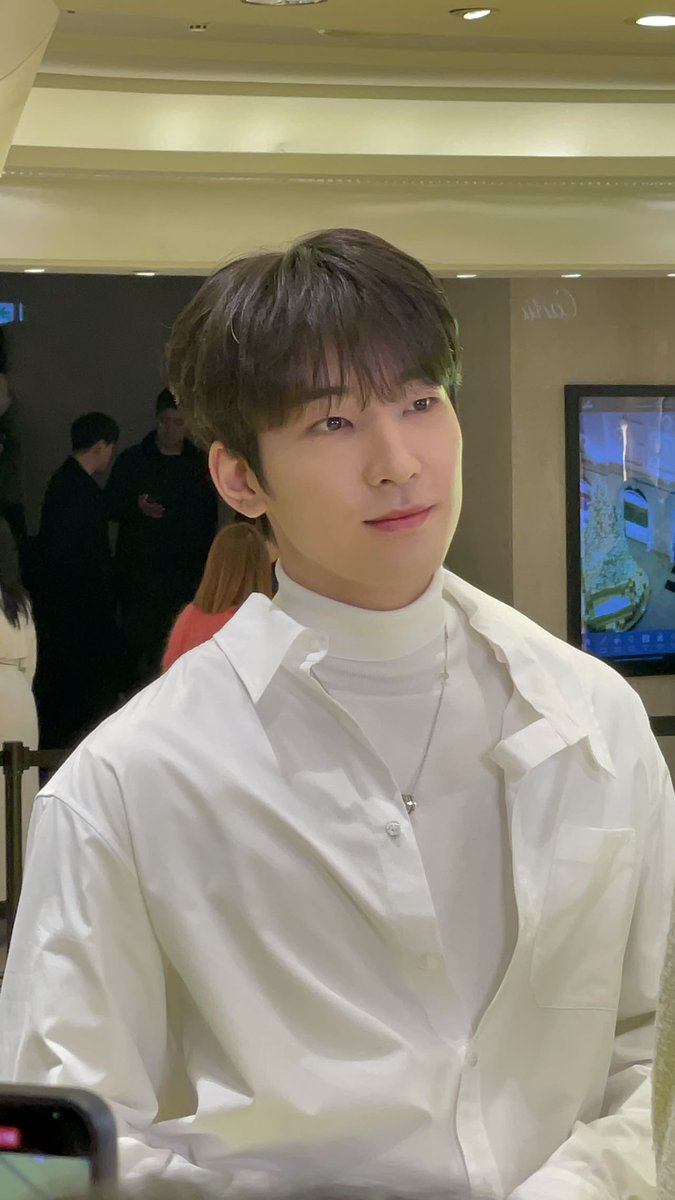 wonuoiawoo's tweet photo. just a daily reminder that wonwoo looks this beautiful in real life 😁 https://t.co/RrtlGb0mDc