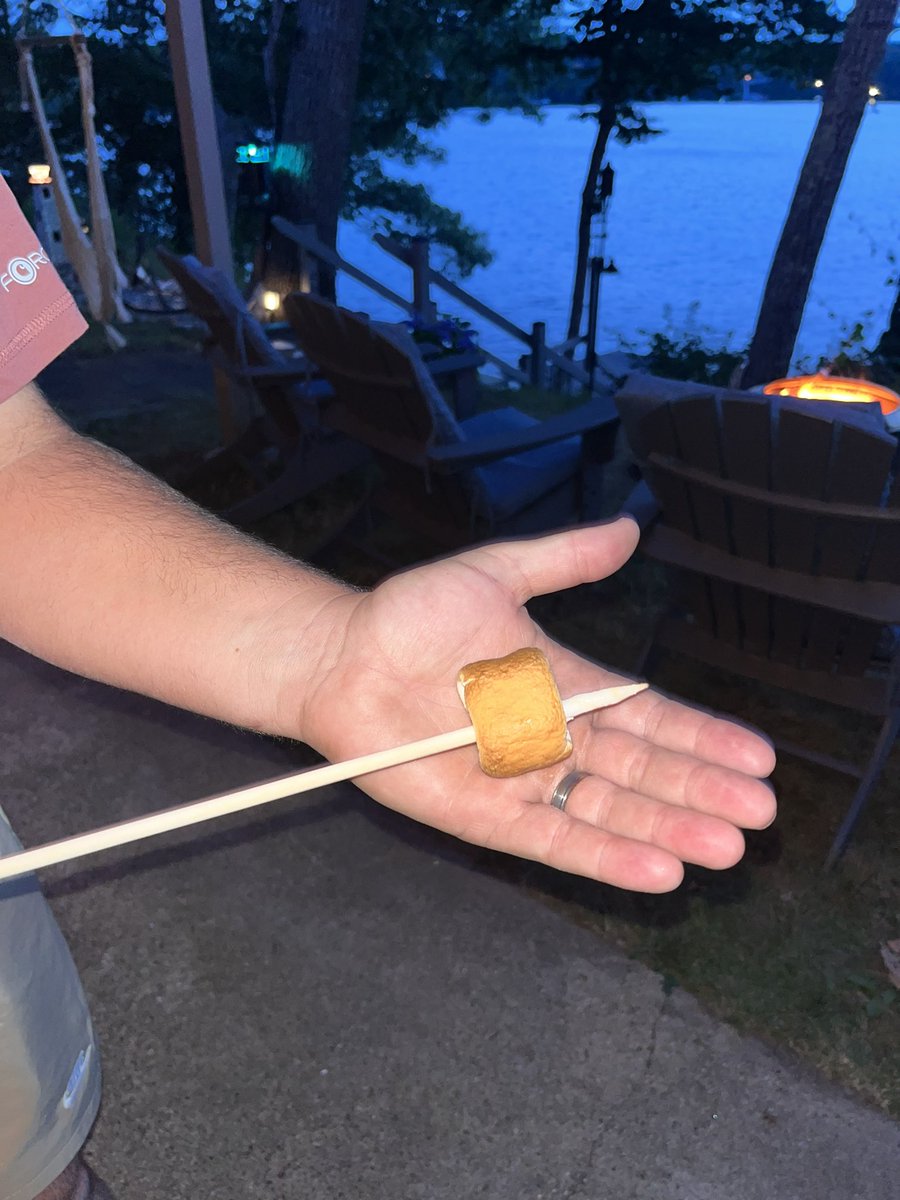 ashleylltf's tweet photo. Show me a better roasted marshmallow. #smores https://t.co/Ag9Kmf6fqk