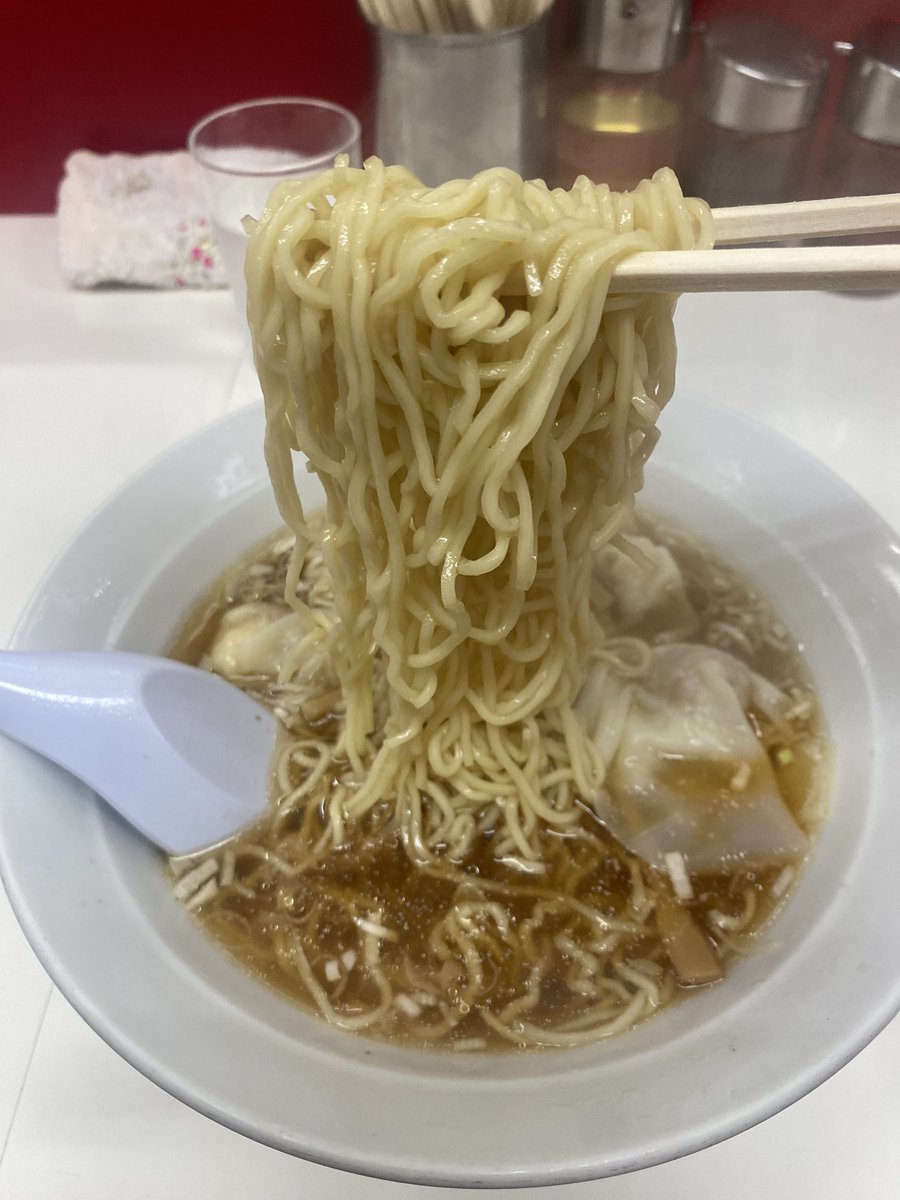 dosukoipudding's tweet photo. 八龍@反町
ワンタン麺

優しい鶏ガラ醤油ス���プがシコシコ細縮れ麺に絡んでうめぇー‼️
こういう麺をずっともぐもぐするのいい！
ワンタンはえびと肉が両方！
えびと肉が両方！
1個食べる度に多幸感で倒れる🤤🤤 https://t.co/Vv3pXAk55k