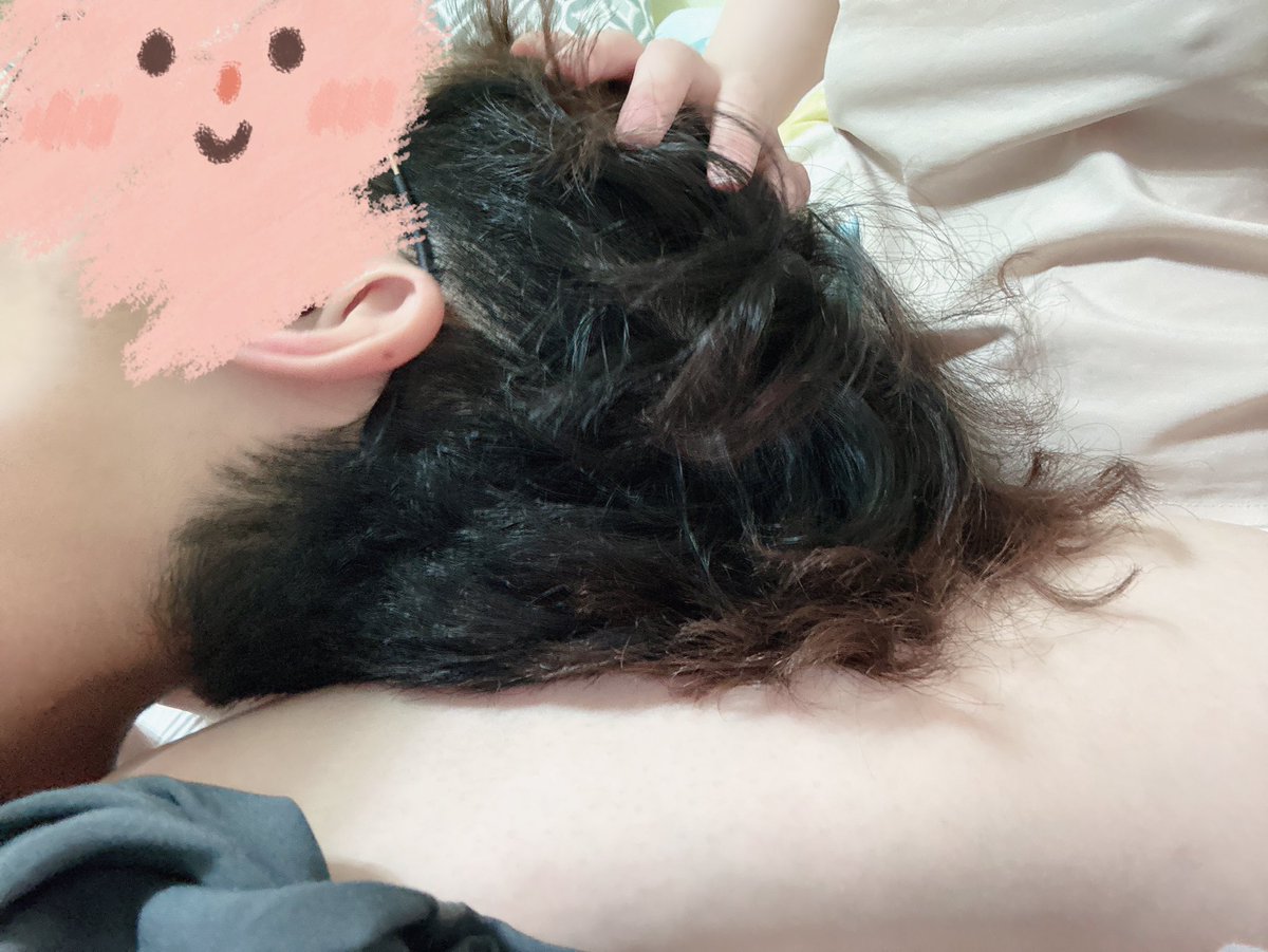 弟弟難得回來一趟，我很開心

：弟，我幫你挖耳朵吧？（剛挖完自己的）

弟：蛤？幹嘛

：幫你挖啊，來，躺我大腿

弟：⋯⋯（還是聽話的躺我腿上了）

：這邊可以嗎？會痛嗎？我在進去一點喔

弟：嗯，蠻舒服的

媽：⋯⋯弟弟會不會這輩子只能躺到姊姊大腿而已了

弟：（哭了）

我的腿很好啊，幹哭屁 https://t.co/mSqNZ02OtC