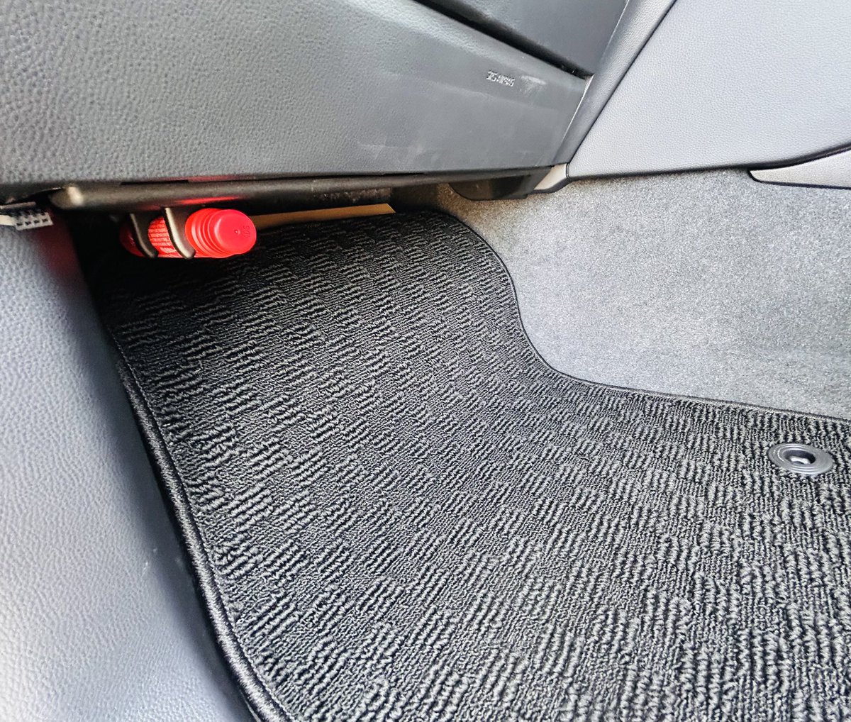 駐車監視を極力オンタイム監視とするため外部ドラレコと常時電源バッテリーiCell-B40 Aを前車から移設
前車同様、助手席下に設置と安易に考えていたところ思いの外狭くて、結局助手席足下へ…
相方からブーイングの嵐で…
僕の足には届かない場所なのですが笑