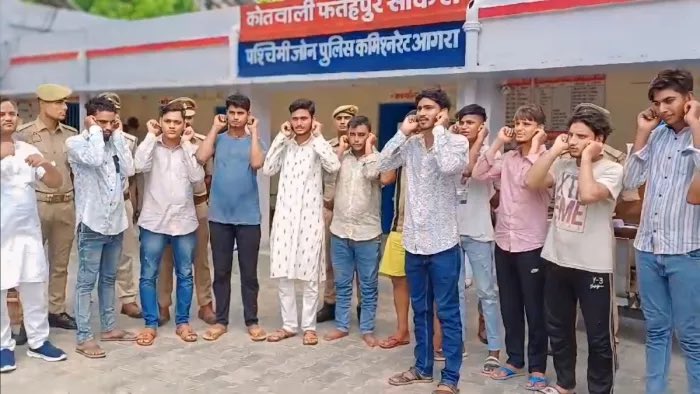 ChandanSharmaG's tweet image. मुहर्रम जुलूस निकल रहा था
अब्दुल पूरे जवानी जोश में नारा लगा रहा था

तभी अब्दुल को याद आया कि फिलिस्तीन में हमारे भाईयों को इजरायल पेल रहा है।

उसने नारा लगया
फिलिस्तीन जिंदाबाद, जय फिलिस्तीन

यह बात योगी बाबा के पुलिस को पता लगी
अब अब्दुल अपने 14 दोस्तों के साथ कान पकड़कर
भारत…