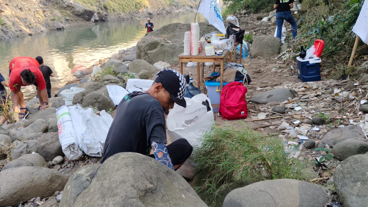 #LaskarKarung beraksi lagi!

Teman-teman dari <a href="/KaoemTelapak/">Kaoem Telapak</a> bersama relawan KPC Bogor bebersih Sungai Ciliwung di sekitar kelurahan Sempur, Kota Bogor. Sabtu, 20 Juli 2024.