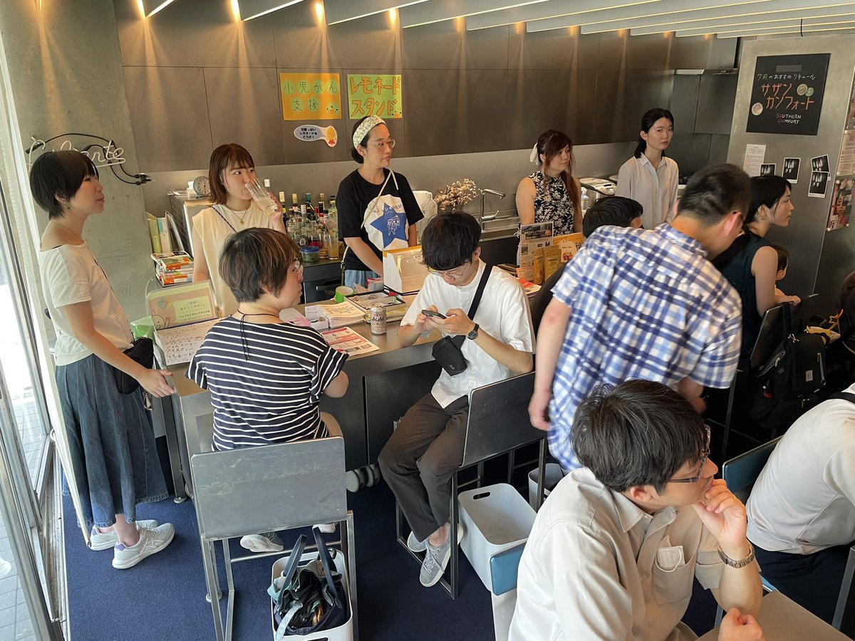 thin_plateau's tweet photo. 想定以上の来客数で、会場レイアウトを全入れ替えしてから、ようやっと本編スタート！笑

#KIFUBAR
#actcoin
#アクトコイン 
#Colorbath
#WE21
#みんなのレモネードの会 https://t.co/1rvShkcMT5