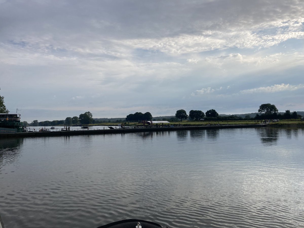 VLW_Joost's tweet photo. De dag van #cuijk van de #4Daagse, de pontonbrug is gesloten, de #maas is ter plaatse gestremd, om 15:00 uur wordt de brug weer opgebroken. Wij liggen met de #RWS27 en de #RWS18 ter plaatse, succes voor de #wandelaars tijdens de laatste loodjes #rijkswaterstaat https://t.co/dwoGIVqmS5