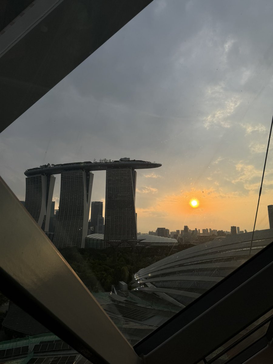 As MOF2024 in Singapore 🇸🇬 wraps up, our PhD students Sebastian, Simon, Nadine, Vanessa, and Pan have had an incredible time representing our chair! 🙌🏼🥳 Grateful for the insights, networking, and advancements in materials science. ⚛️ #MOF2024