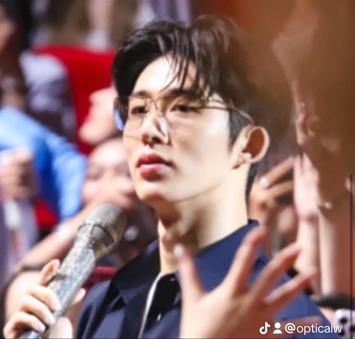 opticalw1's tweet photo. 비아이 <팬미팅> / 르스펙스 Y2OK GOLD 착용

#비아이 #비아이선글라스 #르스펙스 #OPTICALW.COM https://t.co/aSMUR5dzBo