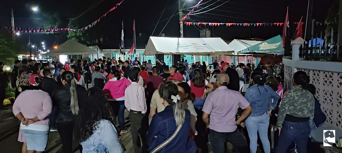 #4519LaPatriaLaRevolucion | Militantes del FSLN y la Juventud Sandinista con una alegre vigilia y fogata revolucionaria, celebran el 45/19 en el municipio de Nueva Guinea.❤️🖤✊️