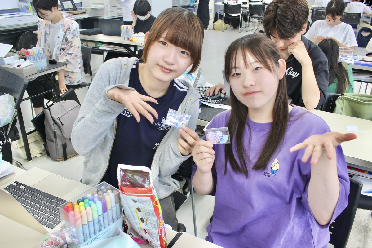 NCAD_Niigata's tweet photo. いよいよ明日です！！
クリエイターズマーケット
新潟駅南口広場でお待ちしております🌼
出品作品など見れます👀⬇️
https://t.co/AQAIB6EyEx

#新潟駅 #イベント #新潟 #フリーマーケット #デザイン #専門学校 https://t.co/ykcTrrQEc8
