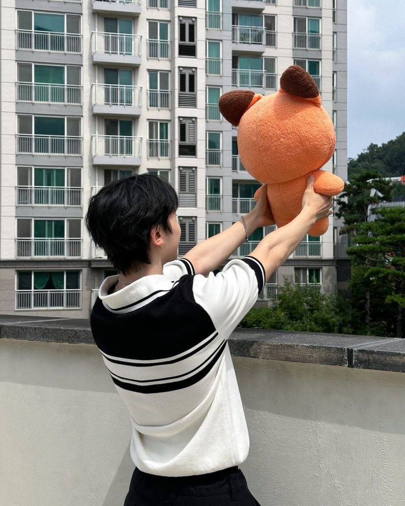 myseokryudan's tweet photo. what a good dad 👍 https://t.co/ubP6wTOZj9