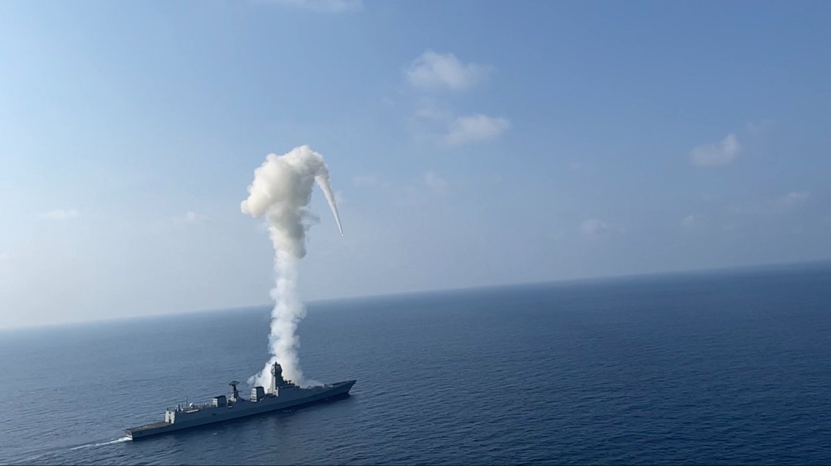 PRO_Vizag's tweet photo. #FiringFriday
#StrongNavyStrongNation
#IndianArmedForces https://t.co/BTT4ob80x9