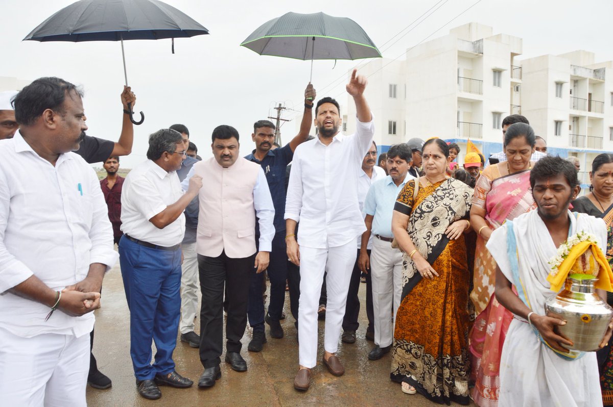 19-07-24-Kurnool-AP Industries,Commerce &amp; Food Processing Minister T.G.Bharat laid foundation stone for the construction of Mahila Mart to be built at a cost of Rs1.38Crs at the TIDCO Colony on Jagannatha Gattu.Collector Ranjit Basha,MP,MLA's Panyam,Kodumuru,KMC,SE participated..
