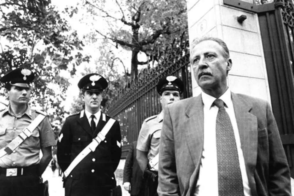 "Parlate della mafia. Parlatene alla radio, in televisione, sui giornali. Però parlatene."

#PaoloBorsellino,  magistrato ucciso dalla mafia insieme alla sua scorta il 19 luglio 1992.