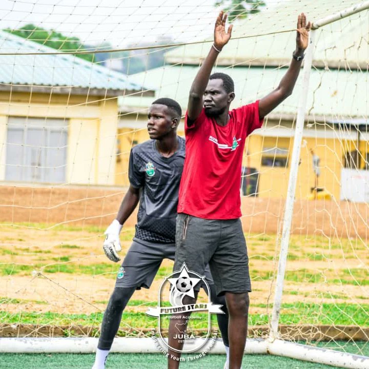 FutureStarsFoo5's tweet photo. Goalkeepers training with coach Dida and Angelo at Buluk playground.
#FutureStars #Goalkeepers #Training #SSOX https://t.co/KXyUGfjX20