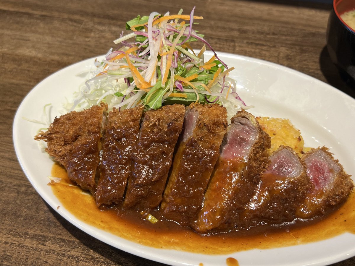 神戸一食目は洋食の朝日でビフカツ。