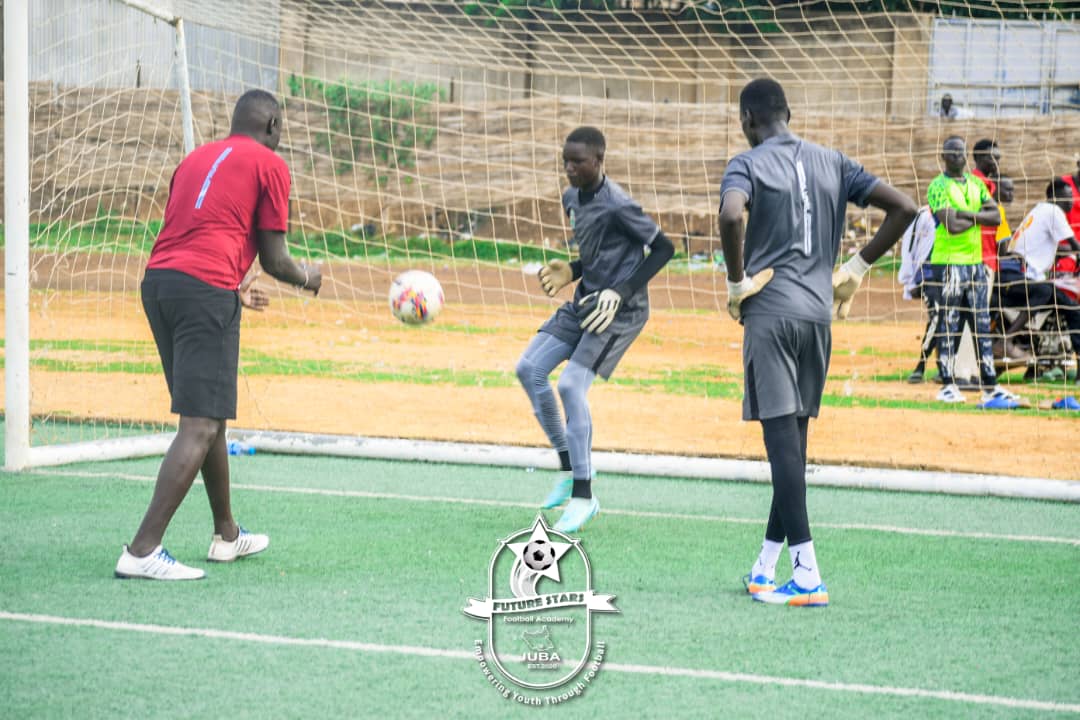 Goalkeepers training with coach Dida and Angelo at Buluk playground.
#FutureStars #Goalkeepers #Training #SSOX