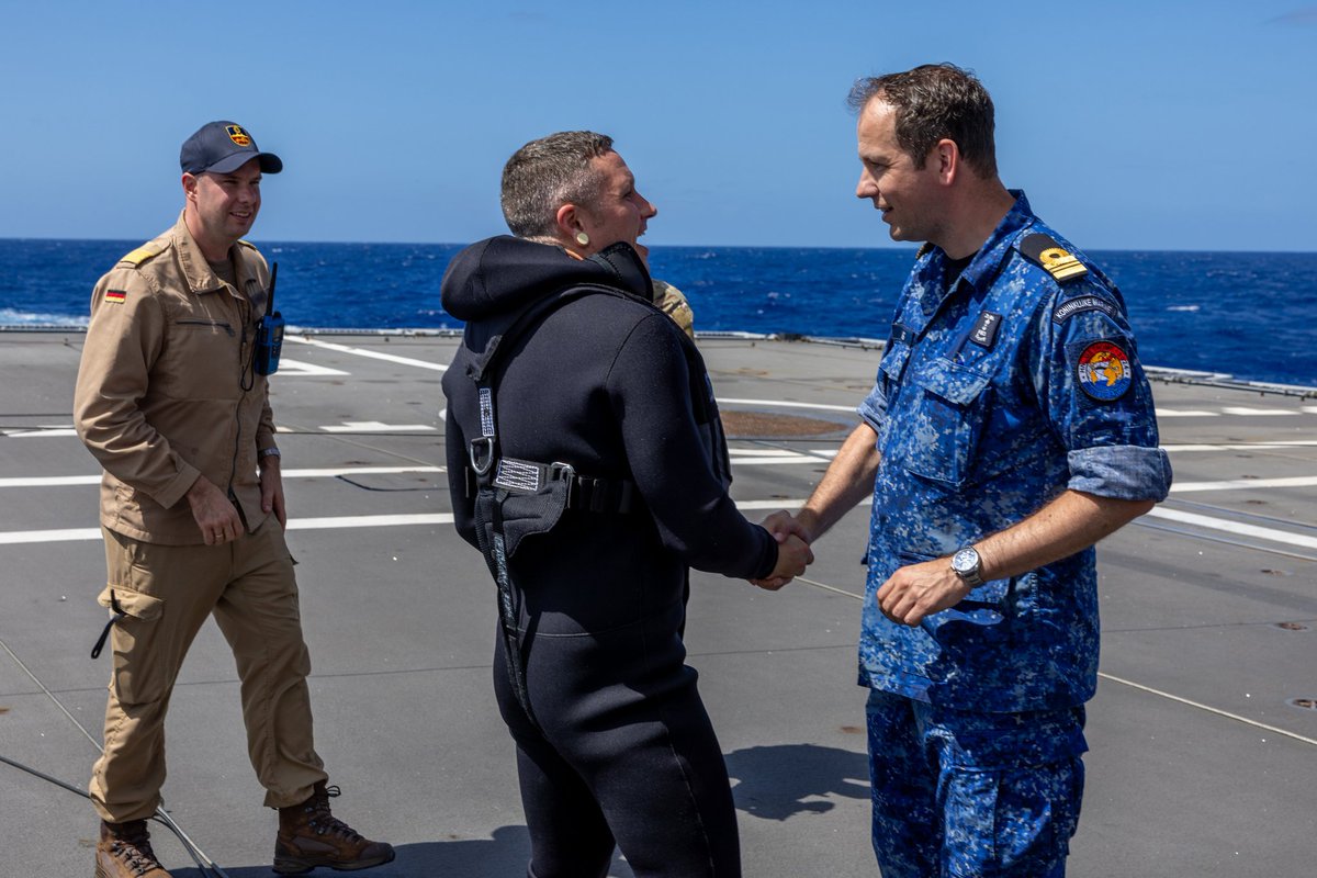 deutschemarine's tweet photo. Gelebte Kameradschaft bei #RIMPAC - das Tauchereinsatzteam der #BadenWürttemberg unterstützte die Besatzung der Niederländischen Fregatte HNLMS Tromp beim Entfernen eines verirrten Taus an der Welle.
Ernsthafte Folgen wurden so verhindert.
🇳🇱 🤝 🇩🇪

@kon_marine
#StrongerTogether https://t.co/DevXYBFmxg