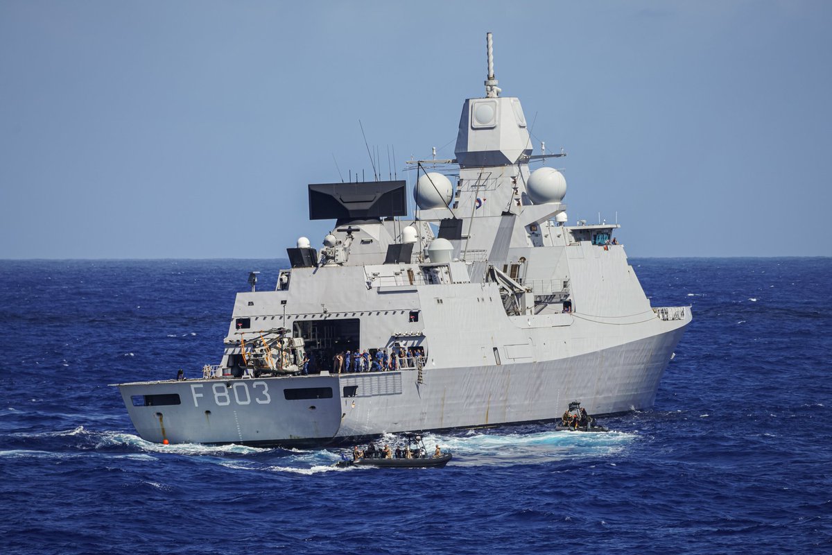 deutschemarine's tweet photo. Gelebte Kameradschaft bei #RIMPAC - das Tauchereinsatzteam der #BadenWürttemberg unterstützte die Besatzung der Niederländischen Fregatte HNLMS Tromp beim Entfernen eines verirrten Taus an der Welle.
Ernsthafte Folgen wurden so verhindert.
🇳🇱 🤝 🇩🇪

@kon_marine
#StrongerTogether https://t.co/DevXYBFmxg