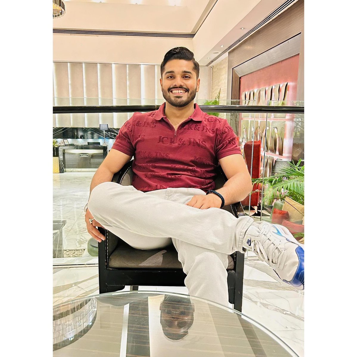 माथे पे देख, नसीब है बुलंद कितने 
पैरों में देख, मैंने तोड़े है घमंड कितने ❤️