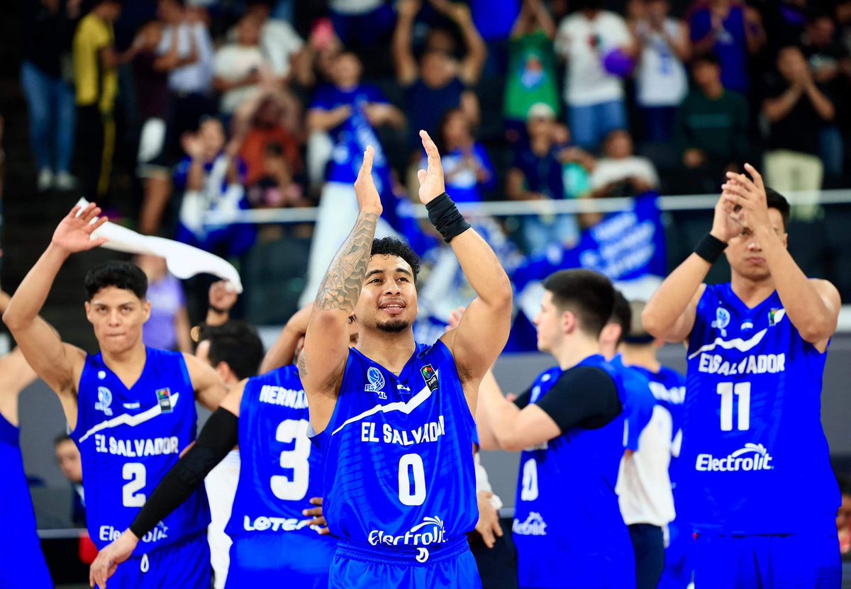 SivarBCFans's tweet photo. Hoy gano nuevamente la selección de El Salvador a su similar de Honduras 🔥, yo sigo esperando que los medios le den seguimiento al baloncesto de El Salvador y no que sigan solo hablando de fútbol 😔, pero se que en las portadas mañana no habrá espacio para este nuevo triunfo. https://t.co/XURiZetLho