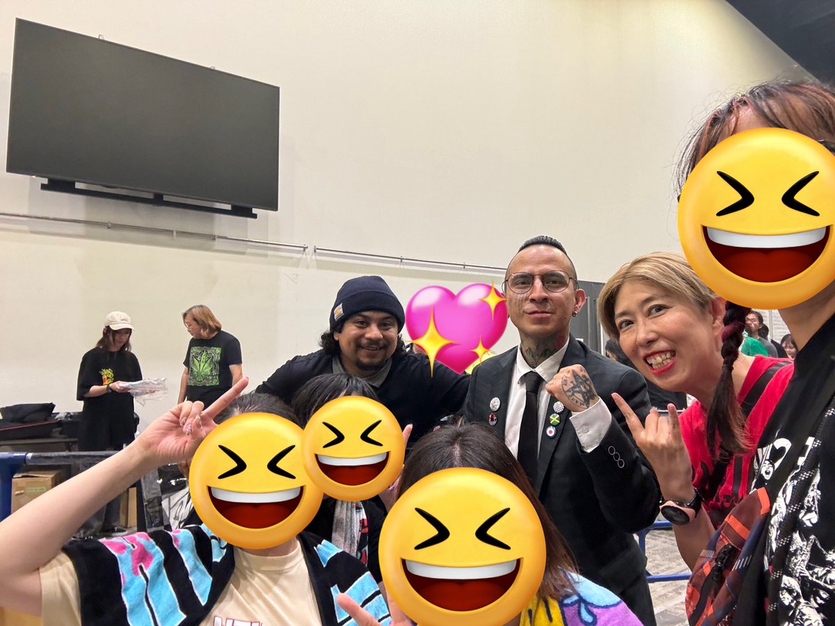 teamy2_Yoko's tweet image. 一夜明け全身筋肉痛🤣
 #OutofControlArmy
がエモすぎてヤバかった〜✨
今日も行くんだけど楽しみしかない!!
 #スカパラ 兄さんで前に行ったら…最前列にいたよ🤭
HeyちゃんとGloriousした時目の前に猪狩んで眼福✨
スリッパ的なものをお履きだったのがエモでした!!

続く