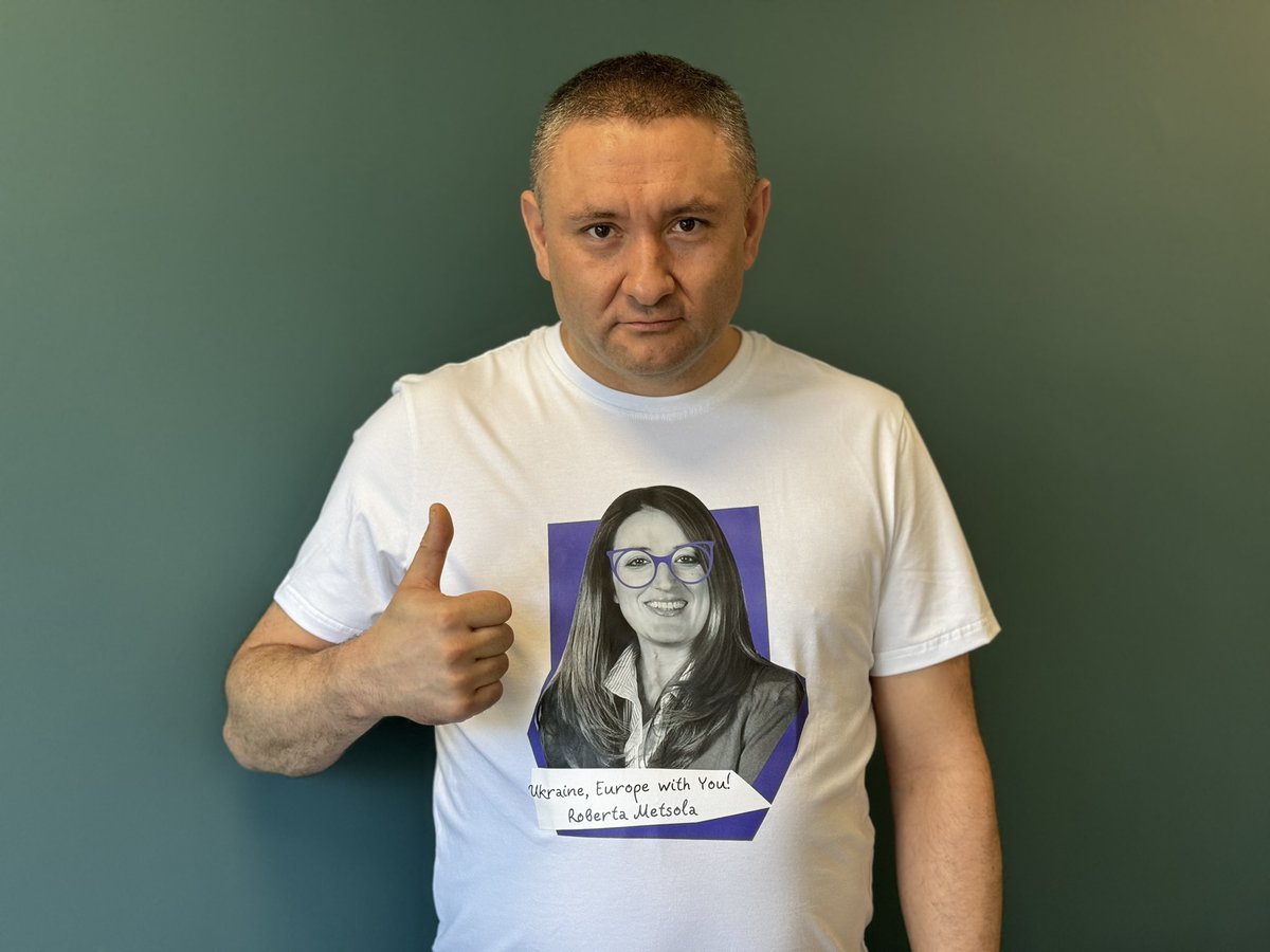 petroscherbyna's tweet photo. The author of the poem "Ukraine, Europe with You!" Petro Shcherbyna congratulated Roberta Metsola on her election to the position of President of the European Parliament with a t-shirt in her honor. The poem was read by Roberta Metsola.
@EP_President @Europarl_UA @Europarl_EN https://t.co/F3Sw7loHmG