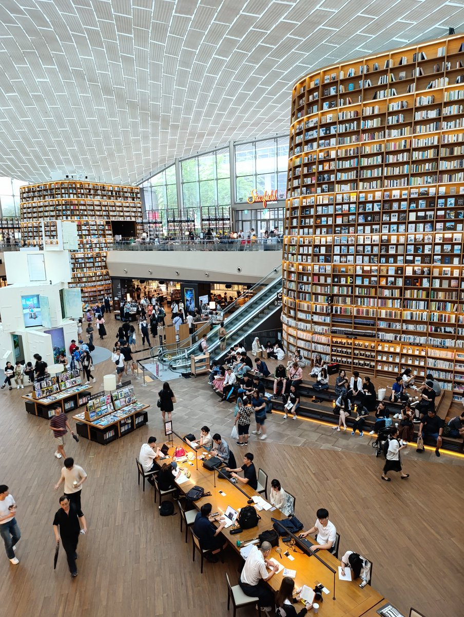 feguz77's tweet photo. Ayer fui a la extrovertida biblioteca del centro comercial Coex, en Seúl. Pensaba no reconocer ningún libro, pero me llevé una sorpresa libresca de santo y señor mío. Pero antes, un par de apuntes. https://t.co/UJLm3MfNGm