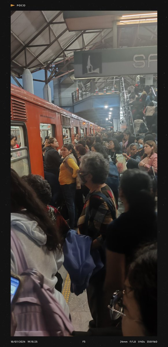 AdyBehu's tweet photo. @MetroCDMX Tren en Nezahualcóyotl desalojado, no sirve sistema de puertas 😡 https://t.co/3HJQSP5mkL