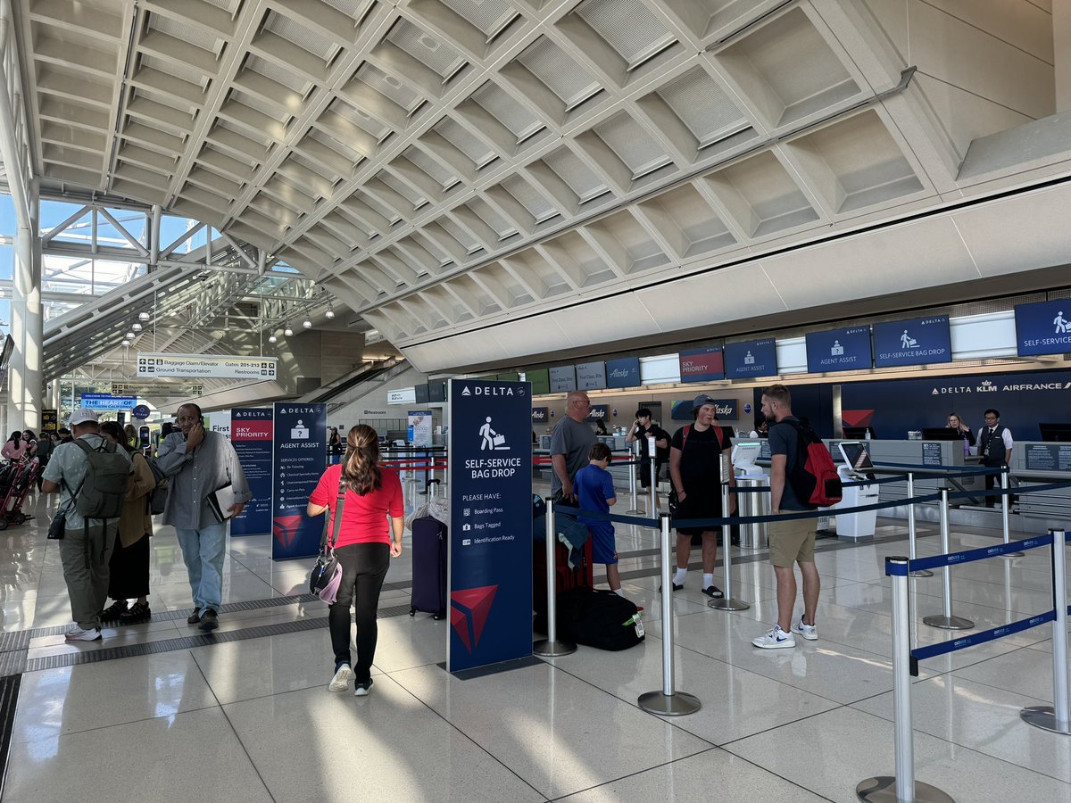 FirePhotoGirl's tweet image. I am so sad I can’t fly out because all the airlines accept for delta are down and there are no flights that are doable this whole thing is screwed up at Ontario airport right now. 😭 #cryinginside