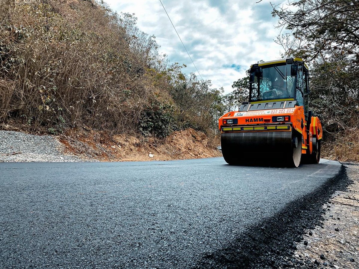 Megaproyectovia's tweet photo. En los jueves de #TBT recordamos la Vía La Usa - Caicedo, donde pavimentamos 14.4 km de carretera. ¡Un hito que marcó nuestro compromiso con la infraestructura vial! 🚜👷🏽 https://t.co/3EjtnqexCk