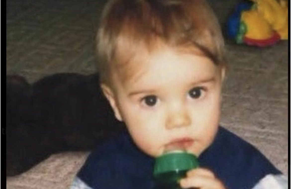 biebernovidade's tweet image. 🚨QUE AMOR! O papai do ano, Justin Bieber publicou fotos dele neném.