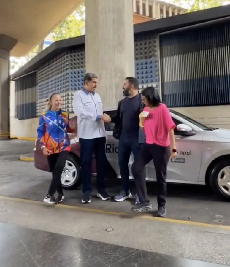 Los mismos Escualidos que se proclaman "defensores" de la libre empresa y de la libertad de expresión, arremeten de manera Fascista, contra el dueño de Ridery por usar su libertad como empresario y por expresar su simpatia con el Presidente Maduro...Son la hipocresía total