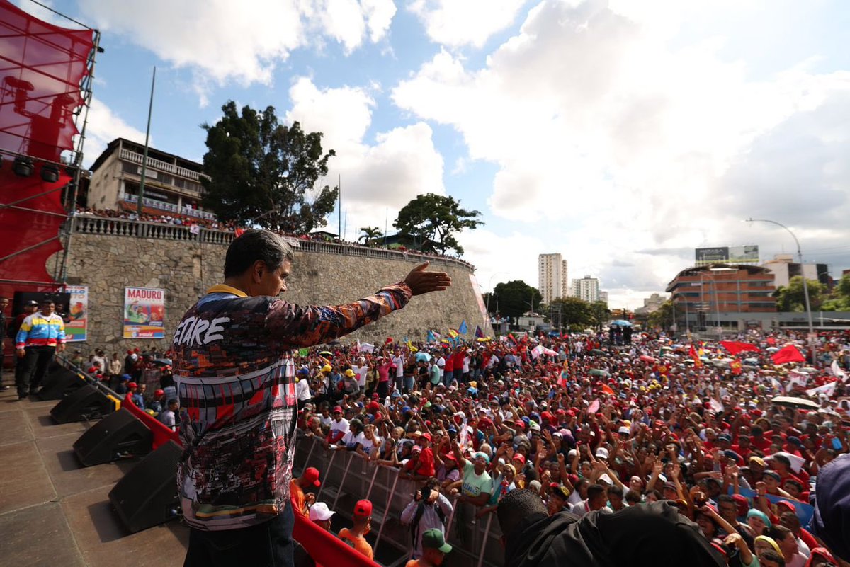 Galindez_vzla's tweet photo. Hoy #Petare se desbordó de pueblo Chavista 🇻🇪   @NicolasMaduro Presidente https://t.co/YXeA65uH9i