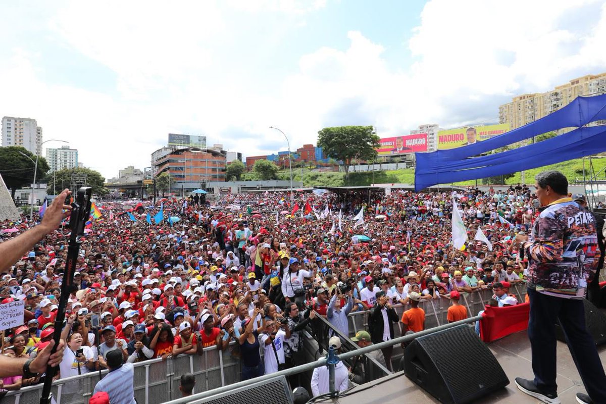 Galindez_vzla's tweet photo. Hoy #Petare se desbordó de pueblo Chavista 🇻🇪   @NicolasMaduro Presidente https://t.co/YXeA65uH9i