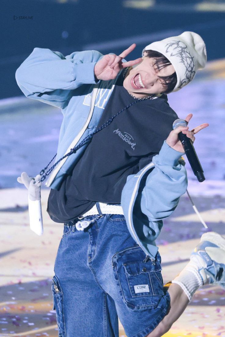 KimLauyeLee's tweet photo. Bayi gedenya Stay 

#BangChan #imfoivee
#StrayKidsComeback #StrayKids_ATE_D1 https://t.co/4biJQiZpR7