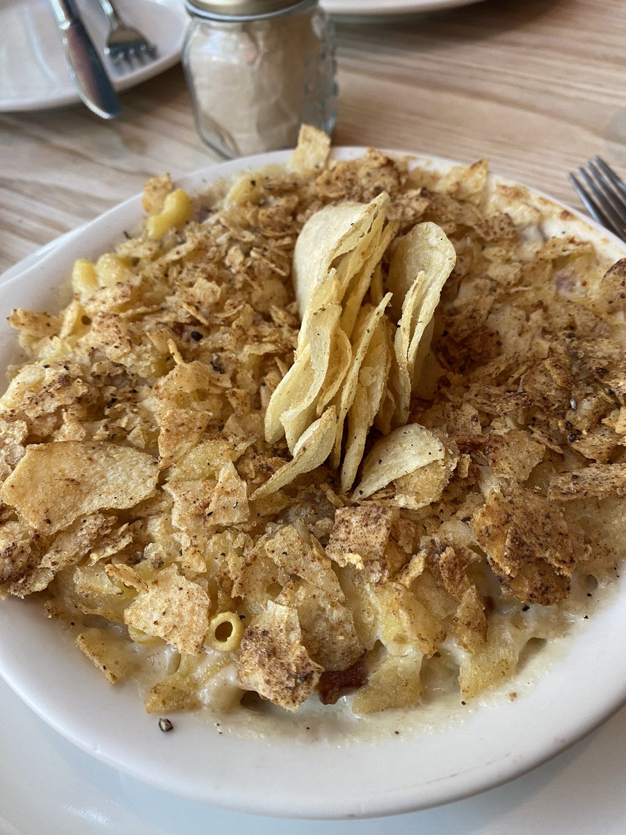 VincentDynamo's tweet photo. Indulged today with some fancy Mac and Cheese with bacon, maple syrup and salt n vinegar chips. And a parfait flight. #indugle #macandcheeese #icecream #parfait https://t.co/MWBGB7QVvp