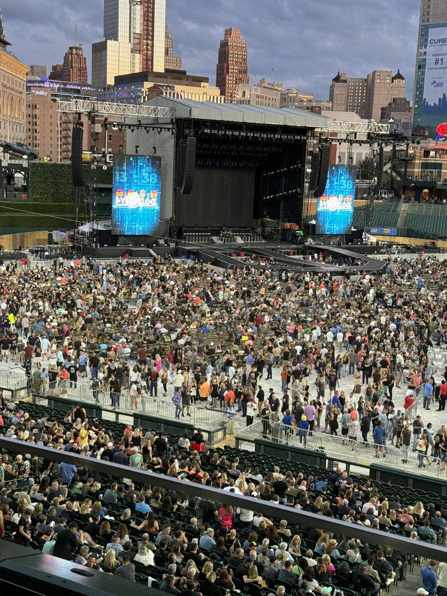 aulusa73's tweet photo. Hey @Madonna 
This is how you do a concert!  😂😂
#playclassics  #timeline #bebetter
Thank you @DefLeppard https://t.co/Bl3zWAskp3