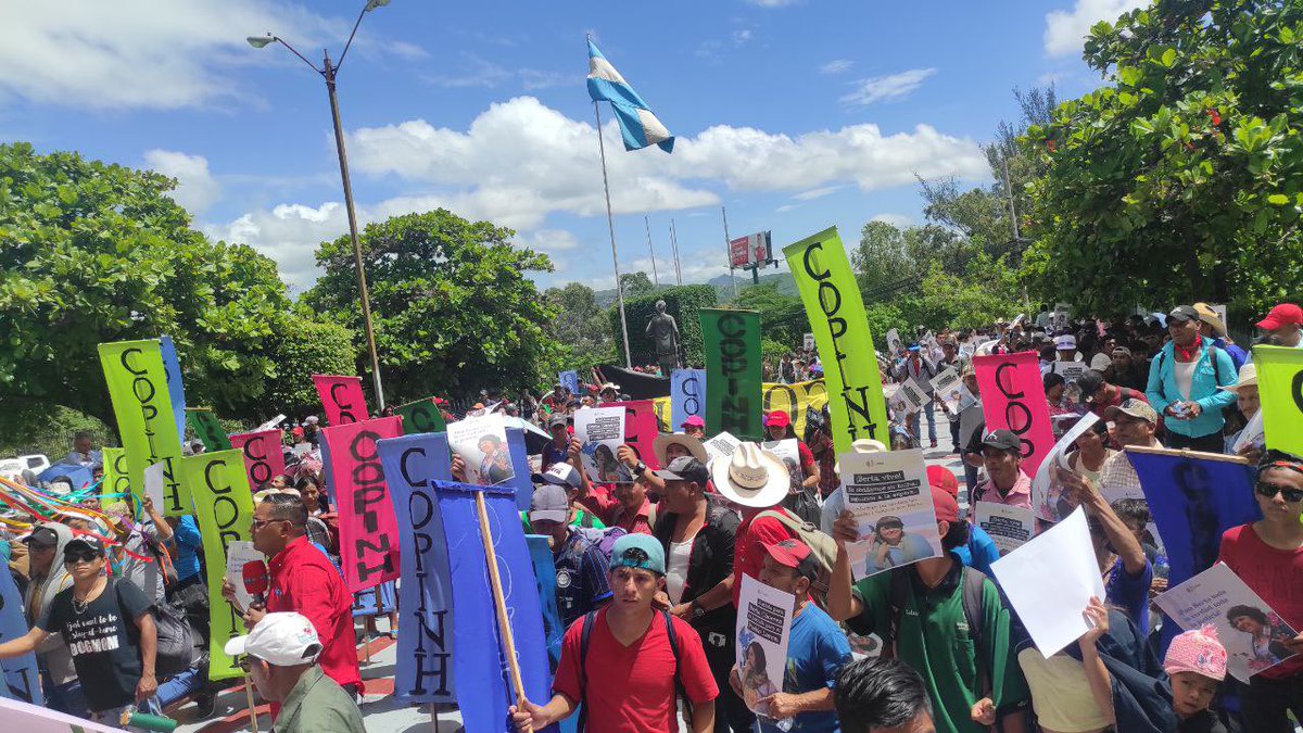 BerthaZuniga1's tweet photo. 📣¡Nos vamos de la capital!📣Luego de 3 días de acampada por la justicia para las comunidades #Lencas históricamente postergadas y llevando importantes acuerdos, regresamos a nuestras comunidades ¡Tierra y justicia ahora ! ¡Lempira no es solo un nombre, Lempira es todo un pueblo! https://t.co/H1W3Q8vG7f
