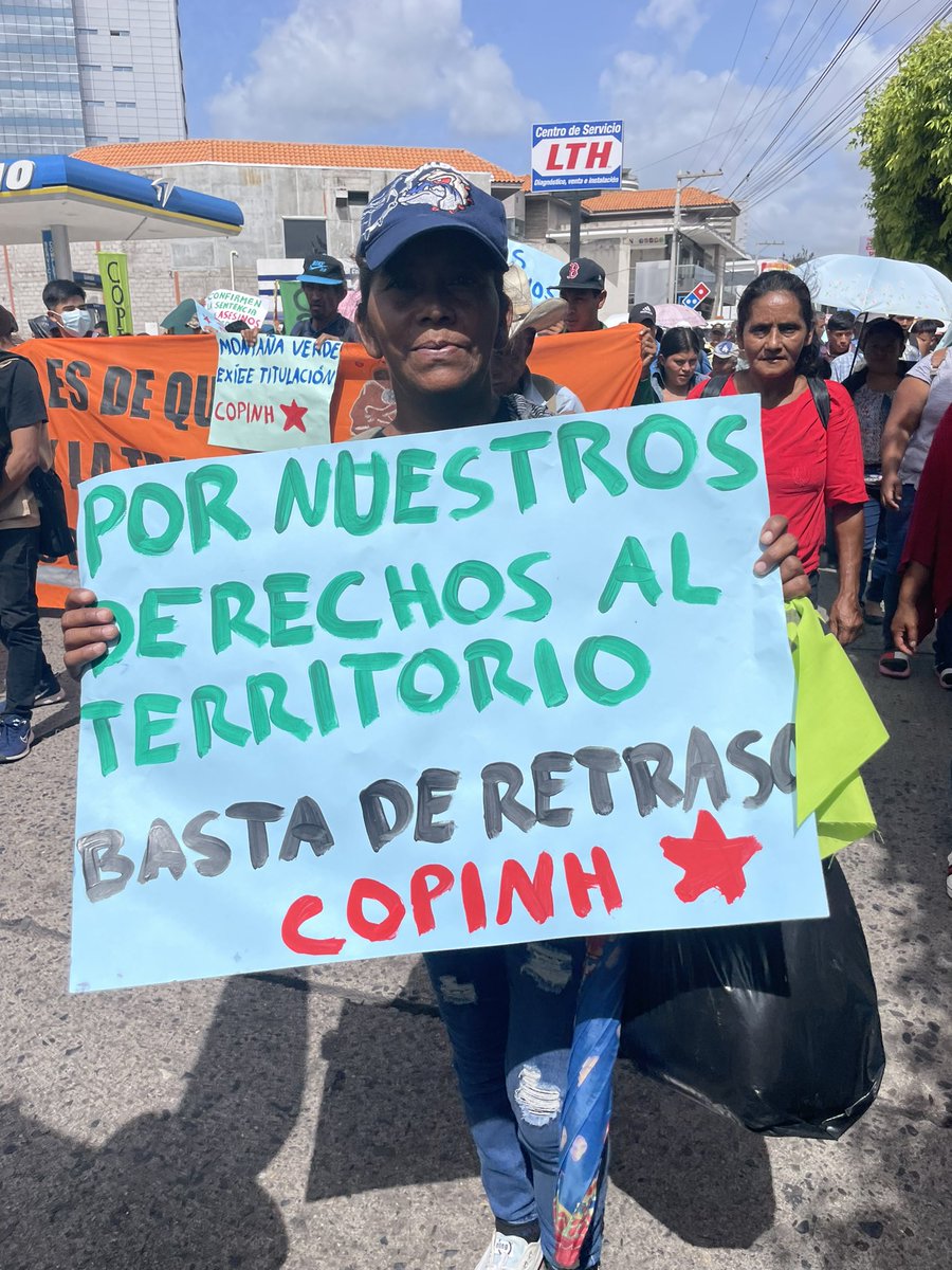BerthaZuniga1's tweet photo. 📣¡Nos vamos de la capital!📣Luego de 3 días de acampada por la justicia para las comunidades #Lencas históricamente postergadas y llevando importantes acuerdos, regresamos a nuestras comunidades ¡Tierra y justicia ahora ! ¡Lempira no es solo un nombre, Lempira es todo un pueblo! https://t.co/H1W3Q8vG7f