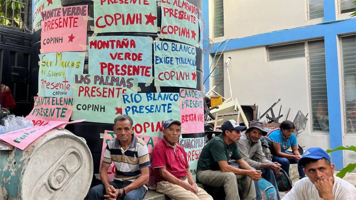 BerthaZuniga1's tweet photo. 📣¡Nos vamos de la capital!📣Luego de 3 días de acampada por la justicia para las comunidades #Lencas históricamente postergadas y llevando importantes acuerdos, regresamos a nuestras comunidades ¡Tierra y justicia ahora ! ¡Lempira no es solo un nombre, Lempira es todo un pueblo! https://t.co/H1W3Q8vG7f