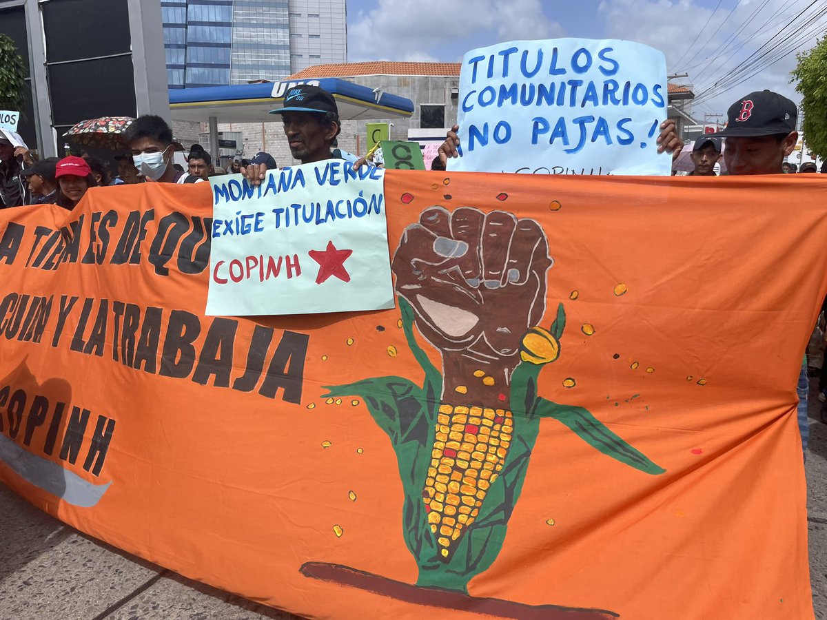 BerthaZuniga1's tweet photo. 📣¡Nos vamos de la capital!📣Luego de 3 días de acampada por la justicia para las comunidades #Lencas históricamente postergadas y llevando importantes acuerdos, regresamos a nuestras comunidades ¡Tierra y justicia ahora ! ¡Lempira no es solo un nombre, Lempira es todo un pueblo! https://t.co/H1W3Q8vG7f
