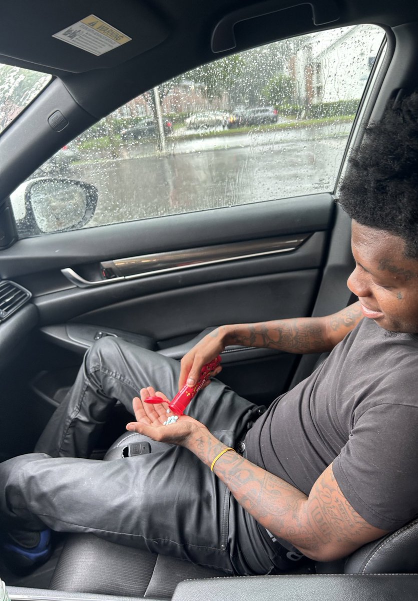 RealTrenchBaby's tweet photo. Serving junkies pills ina skittles bag police thought I gave em candy 🤲🏾 https://t.co/zgLsgHFU44