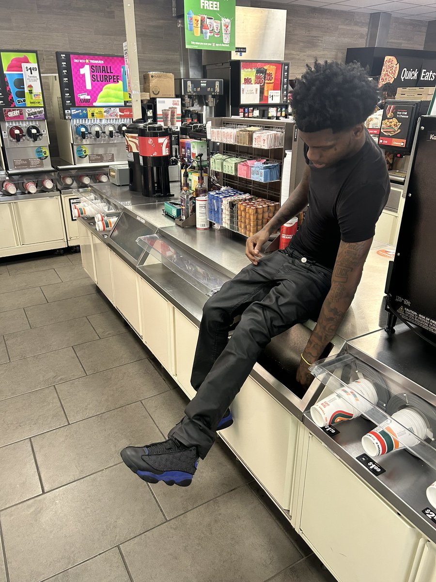 RealTrenchBaby's tweet photo. Serving junkies pills ina skittles bag police thought I gave em candy 🤲🏾 https://t.co/zgLsgHFU44